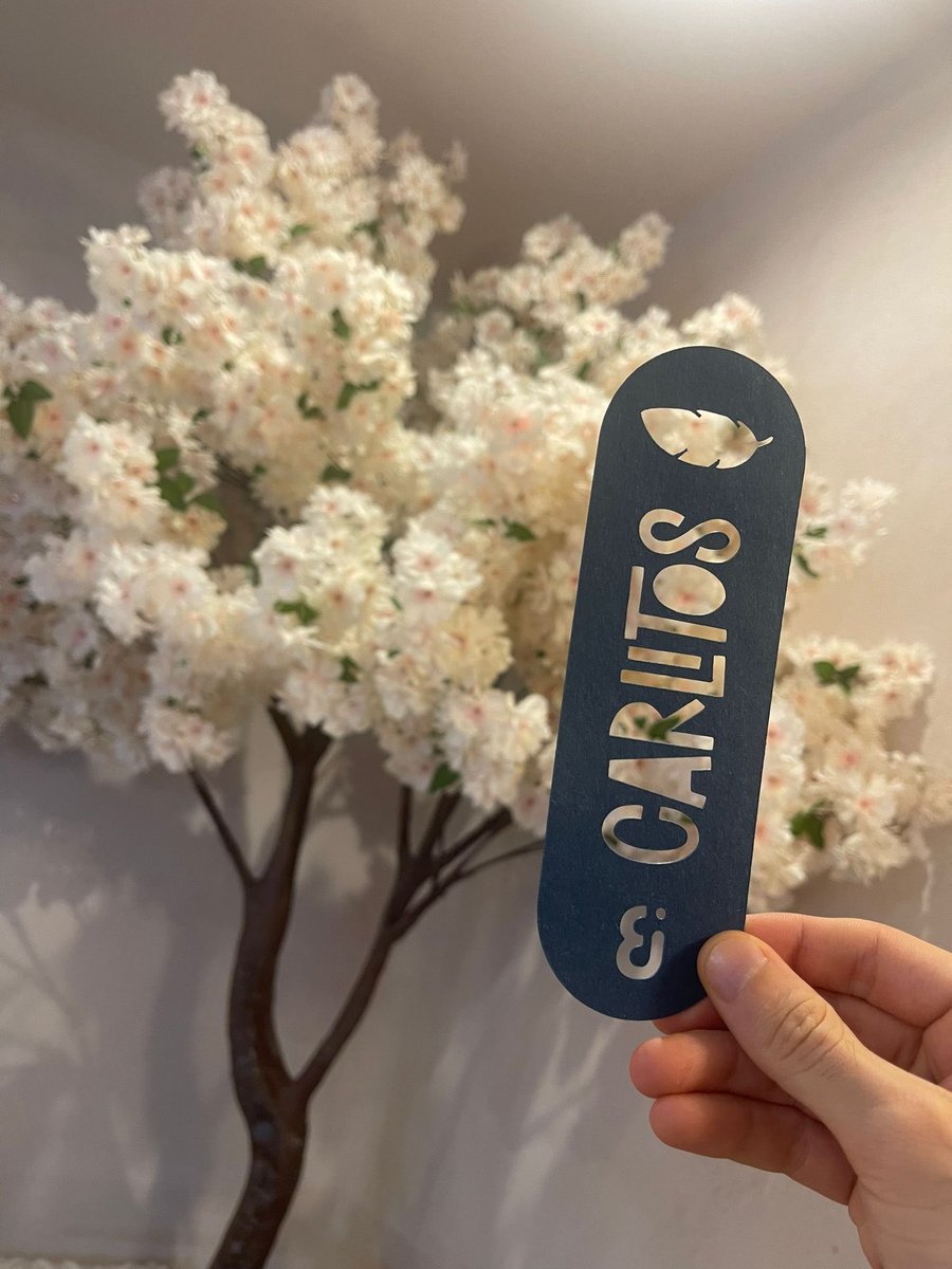 Ayer tocaba firma de #TrasMisCapas de los ejemplares en preventa. El primer poemario de <a href="/kaboybero/">Kabo&Bero® Ediciones</a> ♥️🏳️‍🌈

Mirad marcapáginas personalizado de regalo. Una preciosidad.

¡Nos vemos el viernes! 

Pídelo ya en kaboybero.com
➡️ El 0,7% de los beneficios para @itgetsbetter_es