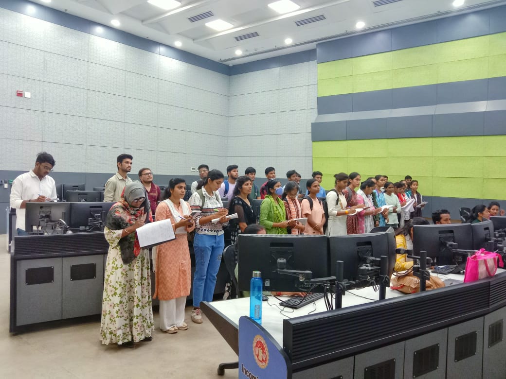jbpcommissioner's tweet photo. कोचिंग के छात्र-छात्राओं ने किया स्मार्ट सिटी कमांड एंड कंट्रोल सेंटर का भ्रमण
#JansamparkMP
#Jabalpur 
https://t.co/L4fediEQgJ https://t.co/k1FE1MY6M5