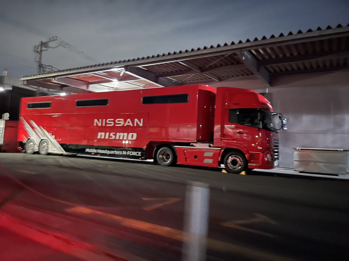 carRacinggr's tweet photo. NISMOのトランポっ https://t.co/q8O7c1hFaY