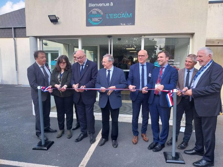 Prefecture50's tweet photo. ✅ Monsieur  Miniconi, sous-préfet de Coutances, et François Mengin Lecreulx,  directeur général de l’ARS Normandie, ont inauguré l’ESCLAM à  Bricqueville. 

Ensemble, avançons vers une meilleure santé      mentale en Normandie. https://t.co/P8AXtQjmZX