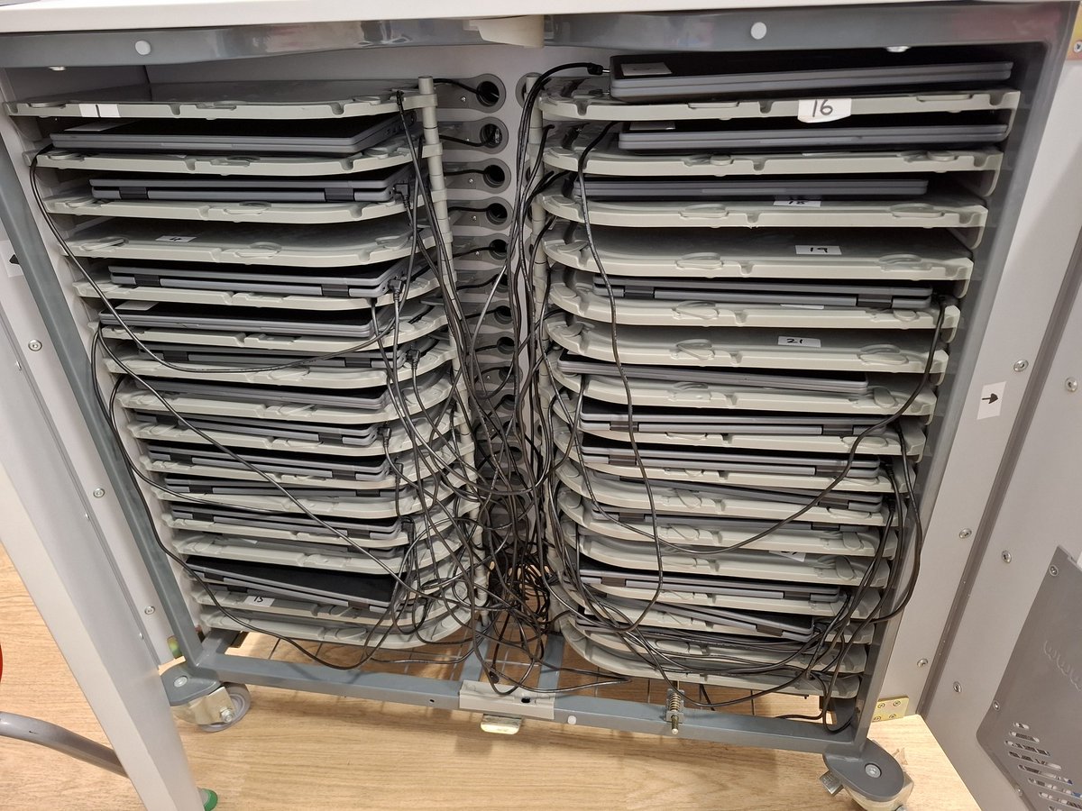 Bex_JL's tweet photo. Cable Management.

Before and After. https://t.co/s9uLa1WAw4