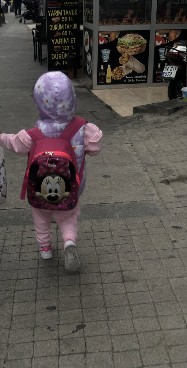 çocuk gibi giyinen çocuk görünce o kadar mutlu oluyorum ki anlatamam