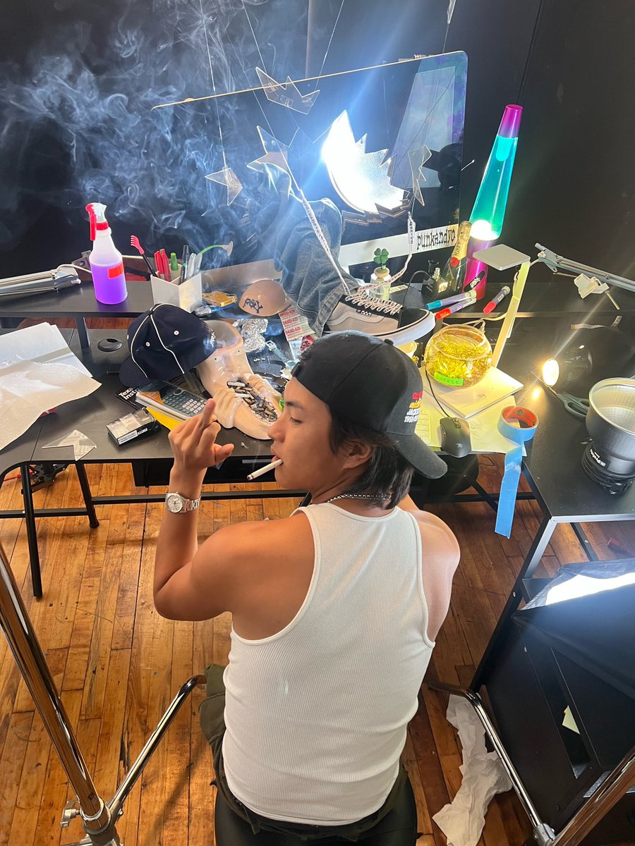 sweetcian730's tweet image. Cut a hole in an iMac to take a photo
#photodesigner