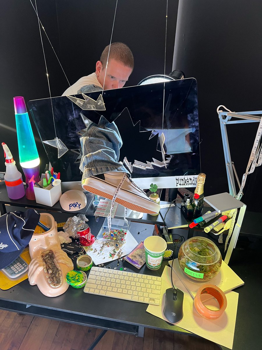 sweetcian730's tweet image. Cut a hole in an iMac to take a photo
#photodesigner