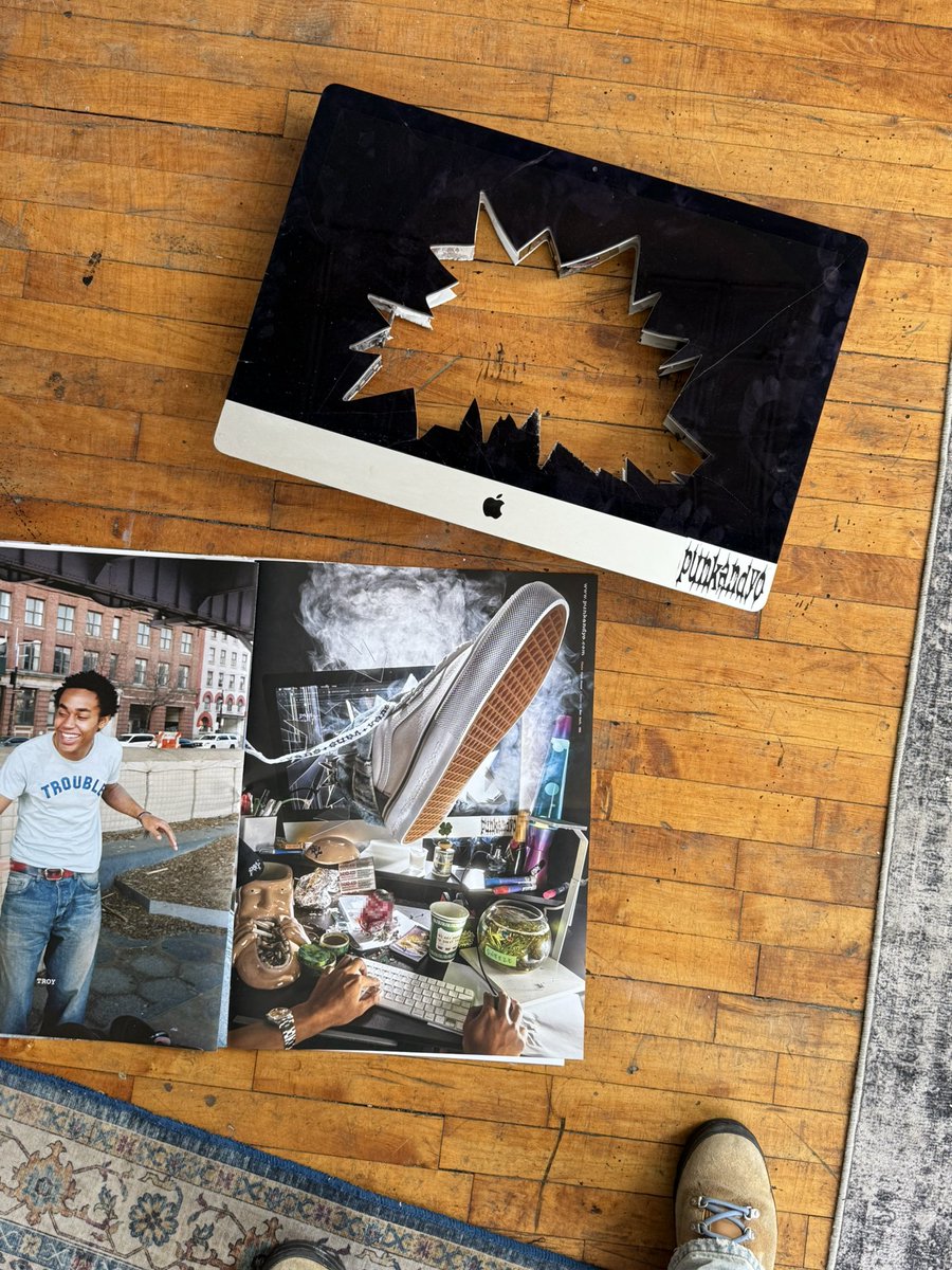 sweetcian730's tweet image. Cut a hole in an iMac to take a photo
#photodesigner