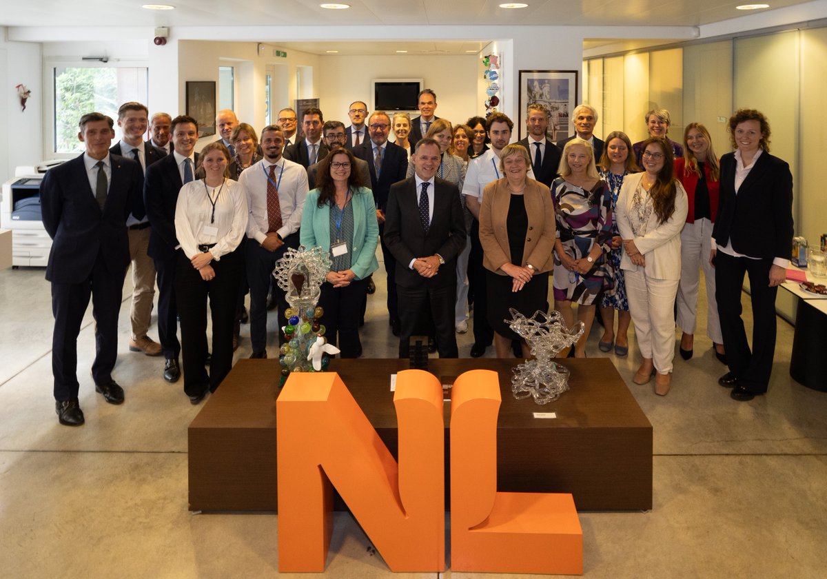Minister Veldkamp sprak met het personeel van de ambassade tijdens zijn bezoek aan Rome. We werken allemaal voor Nederland in Italië. #NLinItaly

De minister benadrukte het belang van ambassades en consulaten voor de Nederlandse burgers en bedrijven in het buitenland.