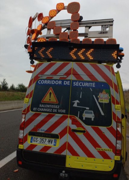 VINCIAutoroutes's tweet photo. 🚨Aujourd’hui sur @A89trafic, alors même que nous portons notre sensibilisation jusqu’au @mondialdelauto, le fourgon d’un de nos collègues a été heurté.
Il n’est pas blessé mais fortement choqué.
C’est le 36e heurt de l’année ! C’est trop ! Respectez le #corridordesécurité https://t.co/9gVDvLV1U3