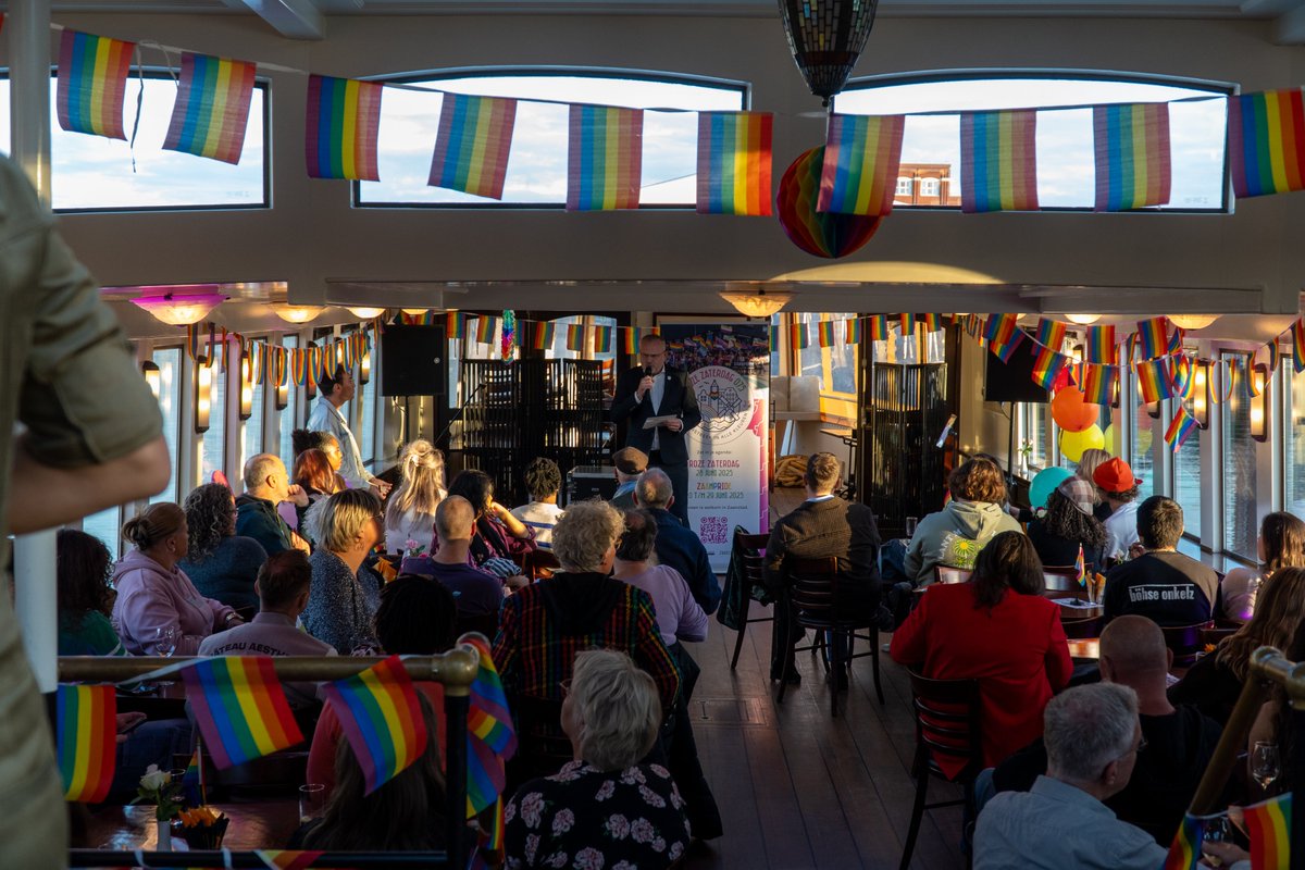 De molens van de Zaanse Schans werden verlicht in regenboogkleuren tijdens Coming Out Day!  Een prachtige start van het #ZaanseRozeJaar. Wethouder <a href="/SlegersGerard/">Gerard Slegers</a>, Frank Vos en moderator Donovan Hilbrink leidden de avond. Op naar Roze Zaterdag 075 in 2025.
