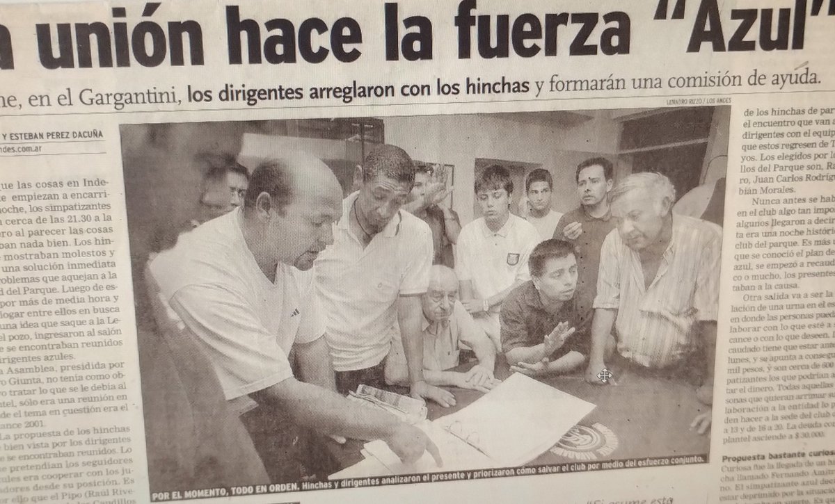 nach_villarroel's tweet photo. Dirigentes, Don Osorio y ex referentes de Los Caudillos del Parque (junto a socios) recaudando fondos para ayudar al club cuando la cosa estaba jodida en serio. Qué me vienen a hablar de la lealtad? https://t.co/ubAzG5qVBl