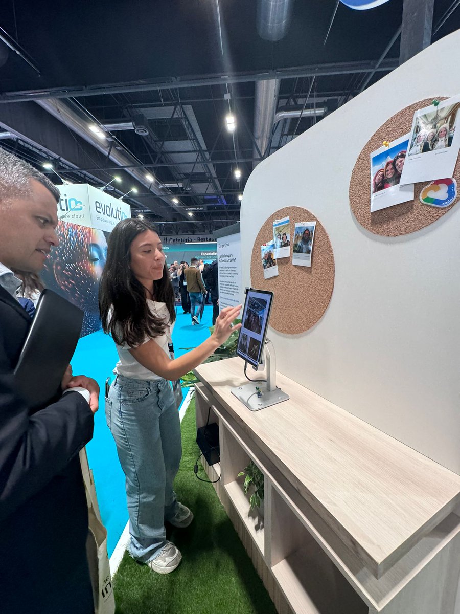 GoogleCloud_ES's tweet photo. 📣 Hoy estamos presentes en @MadridTechShow, con demos y charlas para acercaros nuestros últimos avances en #IA. 

Nuestro compañero Isaac Blázquez ha profundizado en la descentralización de datos para acelerar el valor de esta tecnología. #MTS24 https://t.co/430pIp03jn