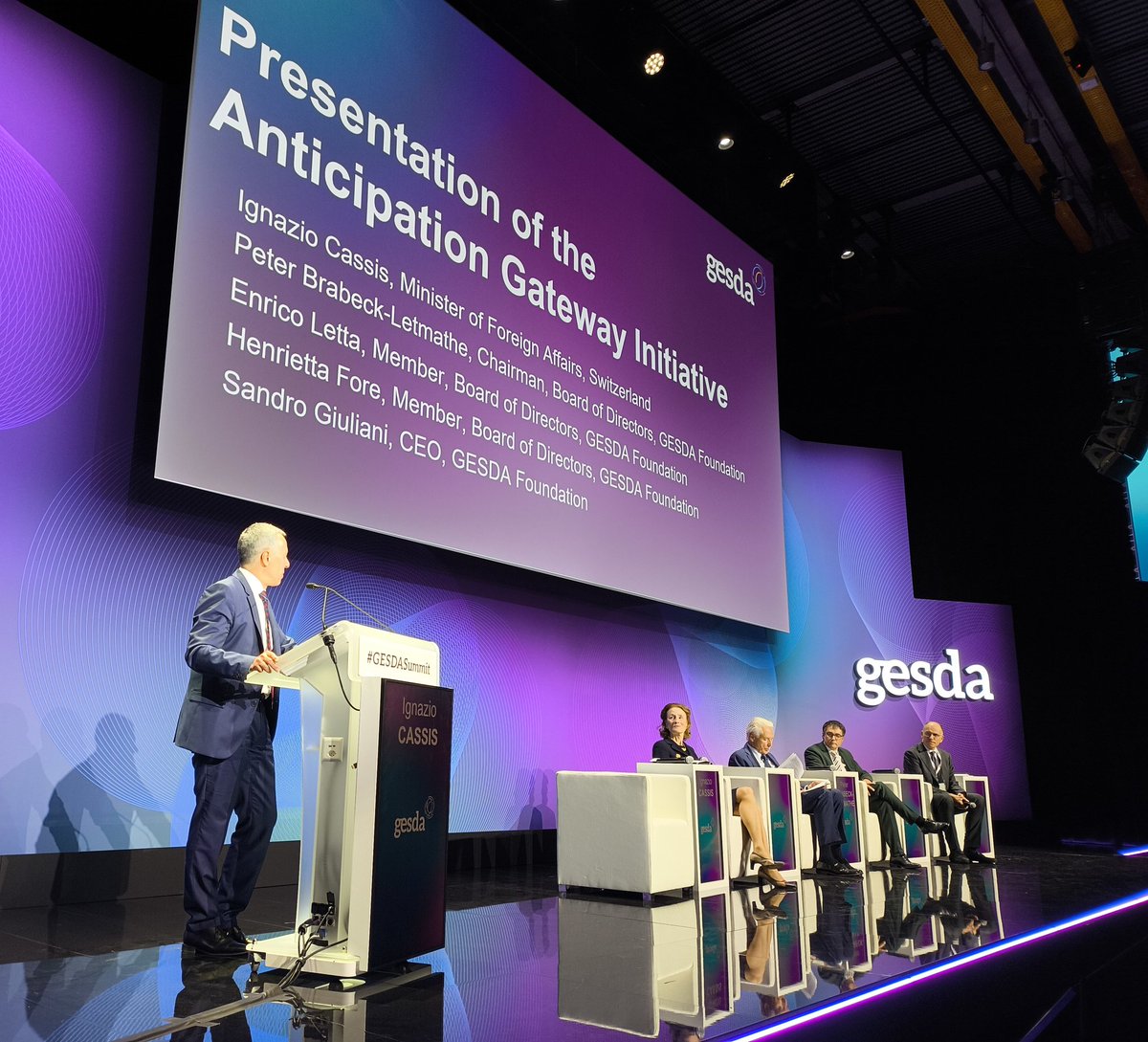 Esthercapp's tweet photo. "Do your magic"🧙🏼‍♀️

My second #GESDASummit leading Digital Communications - or "doing my magic", as a Former UN colleague used to say. 

👀 Behind the scenes pictures, including of the press conference with @ignaziocassis Peter Brabeck @EnricoLetta Henrietta Fore @sandrogiuliani4 https://t.co/Y3yrlw2Vb1
