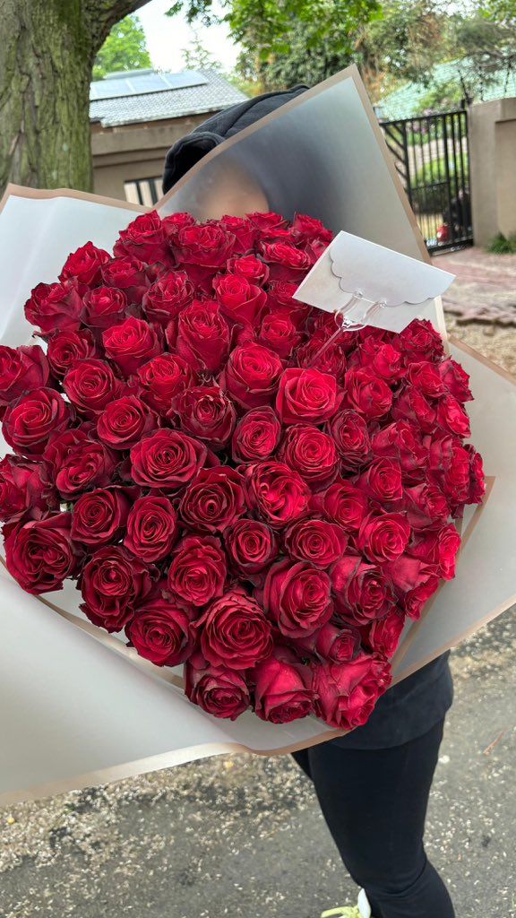 LungiMpanz's tweet photo. Guys I sell beautiful and affordable flowers ♥️ https://t.co/gXDm18DvBa