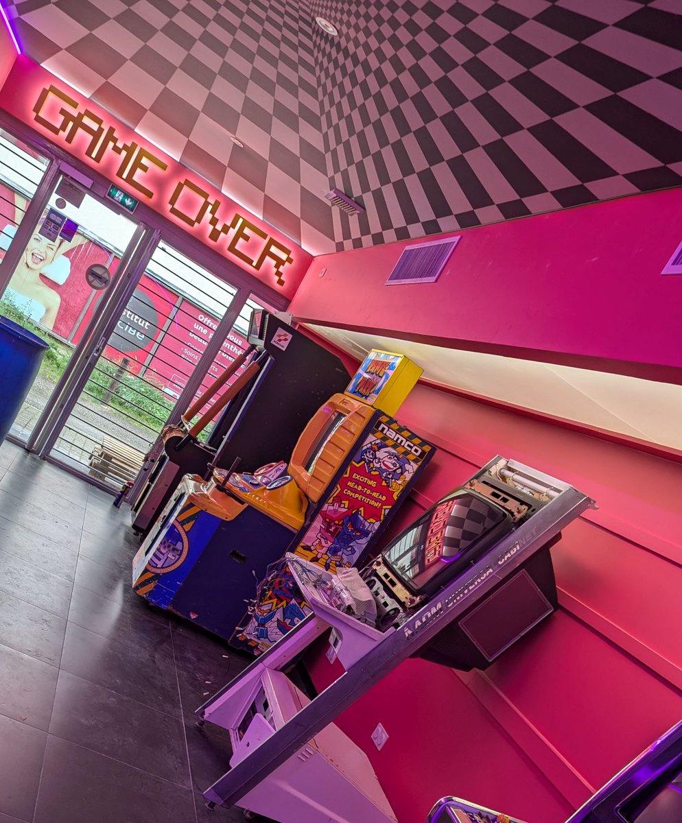Polo (@retropolotv) on Twitter photo Je serais présent sur Bourgoin-Jallieu vendredi soir (18) pour la soirée d'ouverture de <a href="/b2balife/">Borne to be a Life</a> . Ce bar axé #arcade et #console est tenu par Freddie Mercury en personne🤣 Celui là même qui a animé <a href="/Polyg0nes/">Poly'Gones Festival #retrogaming #SEGA #Nintendo</a> d'une main de maître (vidéo ci-dessous) , et que l'on retrouvera Je serais présent sur Bourgoin-Jallieu vendredi soir (18) pour la soirée d'ouverture de <a href="/b2balife/">Borne to be a Life</a> . Ce bar axé #arcade et #console est tenu par Freddie Mercury en personne🤣 Celui là même qui a animé <a href="/Polyg0nes/">Poly'Gones Festival #retrogaming #SEGA #Nintendo</a> d'une main de maître (vidéo ci-dessous) , et que l'on retrouvera