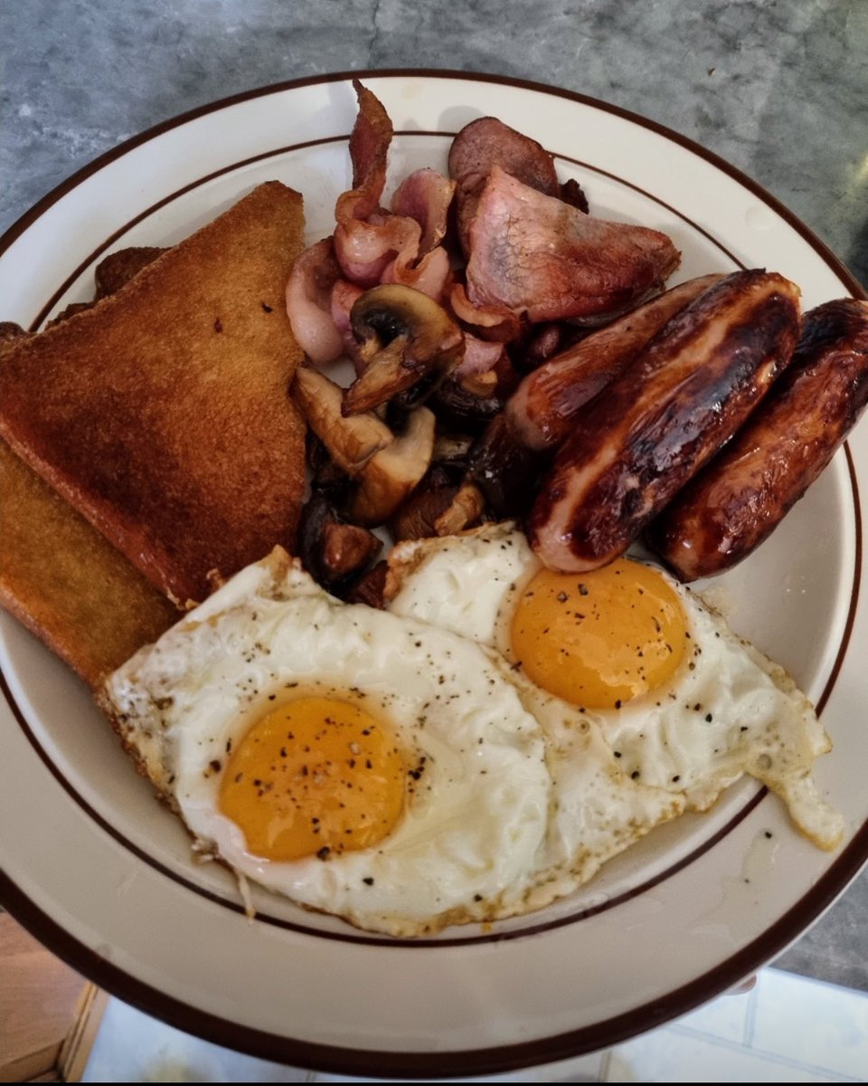 Leonlavender's tweet photo. Basic but delicious 
#foodstagram #foodporn #foodlover #foodies #foodblogger #food #Breakfast #eggs #bacon #sausage #friedbread https://t.co/QwdvfHCi7z