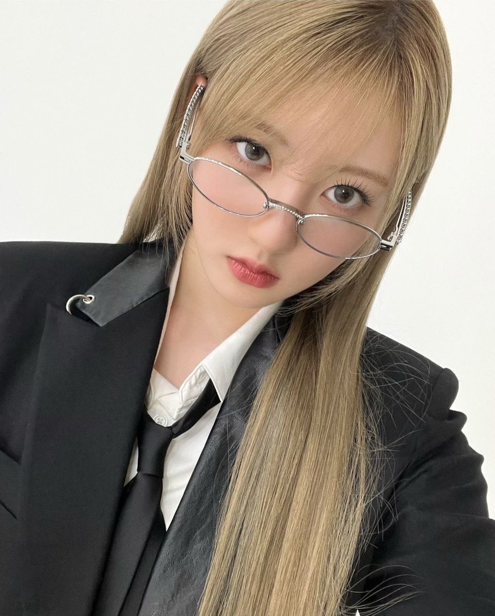 picbaemon's tweet photo. happy birthday to our main vocal rami , i wish her a happy birthday and a year full of happiness and best girl ❤️

SHINING STAR RAMI
#17MelodiousYearsWithRami
#라미와함께하는17번째가을
#17日生まれ17歳の女神
#申厦蓝17岁人生热烈灿烂" https://t.co/Ig5theZpcp