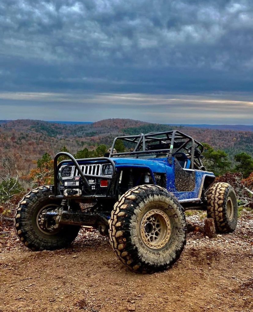 Swampers and squares 😍 Thats my kind of setup! 

Credit: Jason Grus / jasongrus