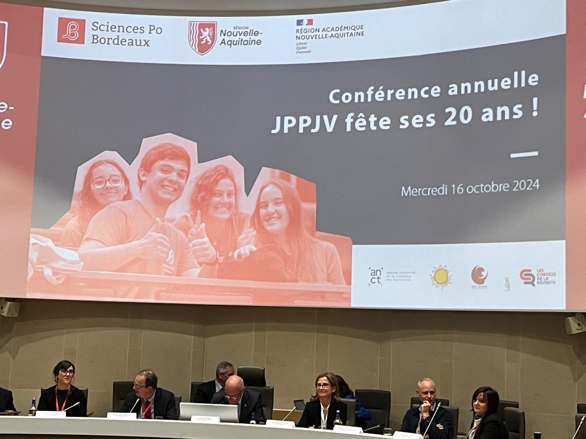 Région académique Nouvelle-Aquitaine (@ranouvaquitaine) on Twitter photo La rectrice <a href="/ABisagni/">anne bisagni</a> honorée de fêter avec <a href="/ScPoBx/">Sciences Po Bordeaux</a> et <a href="/al_rousset/">Alain Rousset</a>, les 20 ans de la #cordée de la #réussite :
« Je le peux parce que je le veux » JPPJV, un modèle du genre !
➡️ Coopération pédagogique scolaire-supérieur
➡️ Engagement des professeurs et des élus en cordée La rectrice <a href="/ABisagni/">anne bisagni</a> honorée de fêter avec <a href="/ScPoBx/">Sciences Po Bordeaux</a> et <a href="/al_rousset/">Alain Rousset</a>, les 20 ans de la #cordée de la #réussite :
« Je le peux parce que je le veux » JPPJV, un modèle du genre !
➡️ Coopération pédagogique scolaire-supérieur
➡️ Engagement des professeurs et des élus en cordée