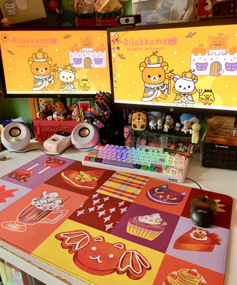 Sophmog's tweet photo. Just a handful of these deskpads left now! 👻🍂🎃🍁 hoping to make new designs next year 🧡 https://t.co/jU448xuzPF https://t.co/THflfCTIlO