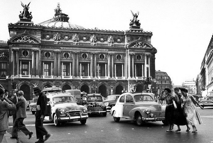 📷 Janine Niépce. 
Place de l'Opéra 
Années 1950. Paris