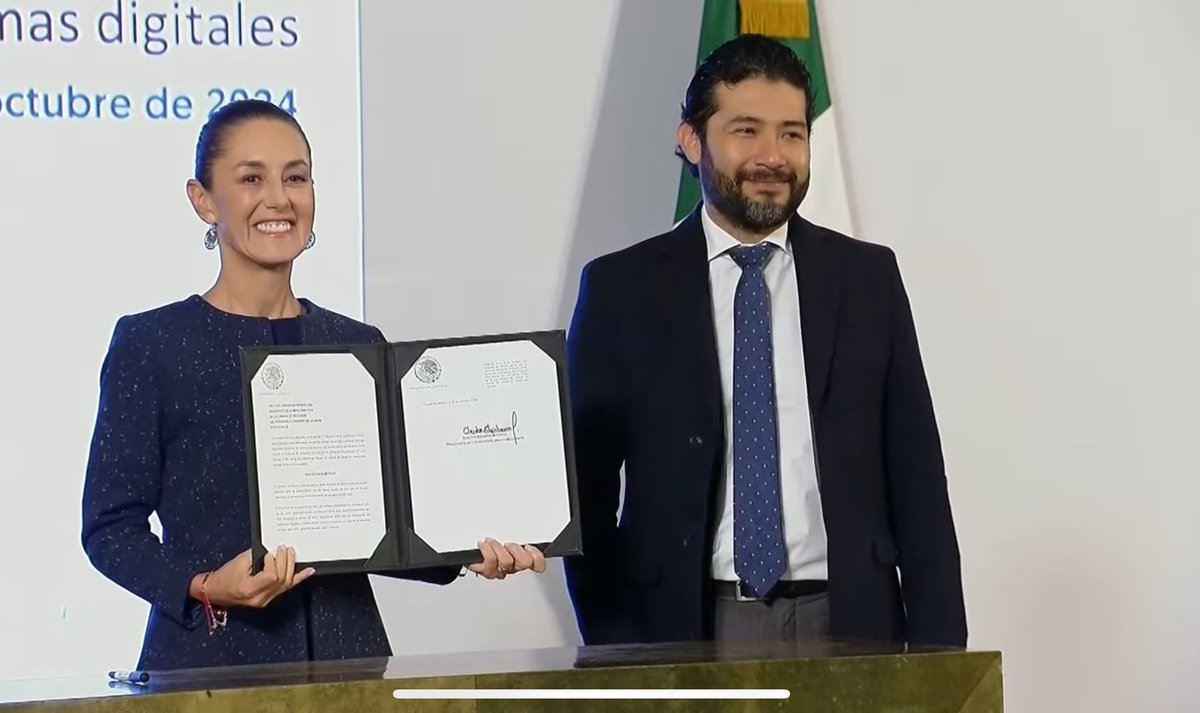 UNTA_Mexico's tweet photo. Firma la presidenta @Claudiashein la iniciativa de ley que regulará el trabajo de plataformas digitales. Seguirá el camino legal para ser entregada al poder legislativo.✍️
¡Sin duda un día histórico para nuestro gremio! 👏🏽
Atención prensa 🚨
Pronto nos pronunciaremos públicamente https://t.co/to5dzkadMM