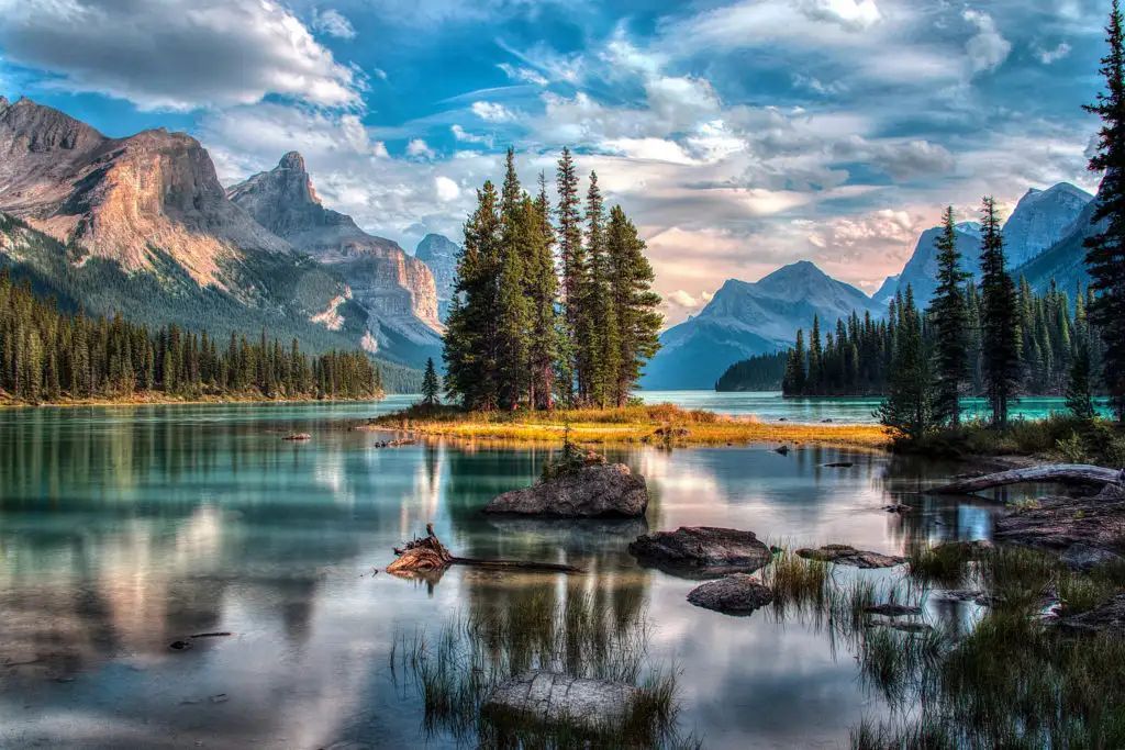 Do you love watching the leaves turn colors as the seasons change? Well, then it's time to start planning your winter vacation in one of Canada's 13 most beautiful destinations! ✨🍃❄️🍂  buff.ly/4e9Blmq