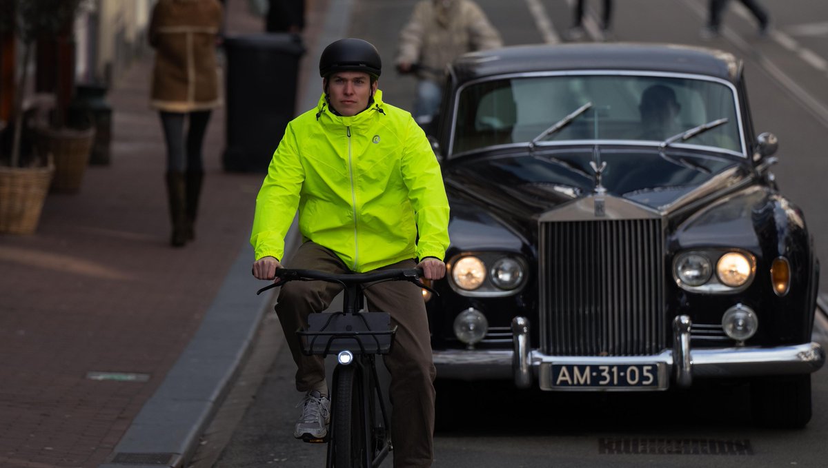 Shine bright in our eye-catching fluor rain jacket! Stand out and stay dry 🌟☔️ ⁠

#rogelli #enjoythedistance
