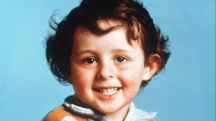 LeFildInfo's tweet photo. 🇫🇷🐦⬛ FLASHBACK - Il y a 40 ans, le petit #Grégory Villemin, 4 ans, était retrouvé noyé dans la #Vologne. Ce drame a marqué la France avec des rebondissements : lettres anonymes, familles déchirées, et des mystères toujours non résolus. 1 juge s'est suicidé, des suspects tour à tour innocentés, et malgré des ADN analysés récemment, l'assassin reste inconnu. Un des plus grands mystères criminels de France. 🕊️ #Justice #Mystère
