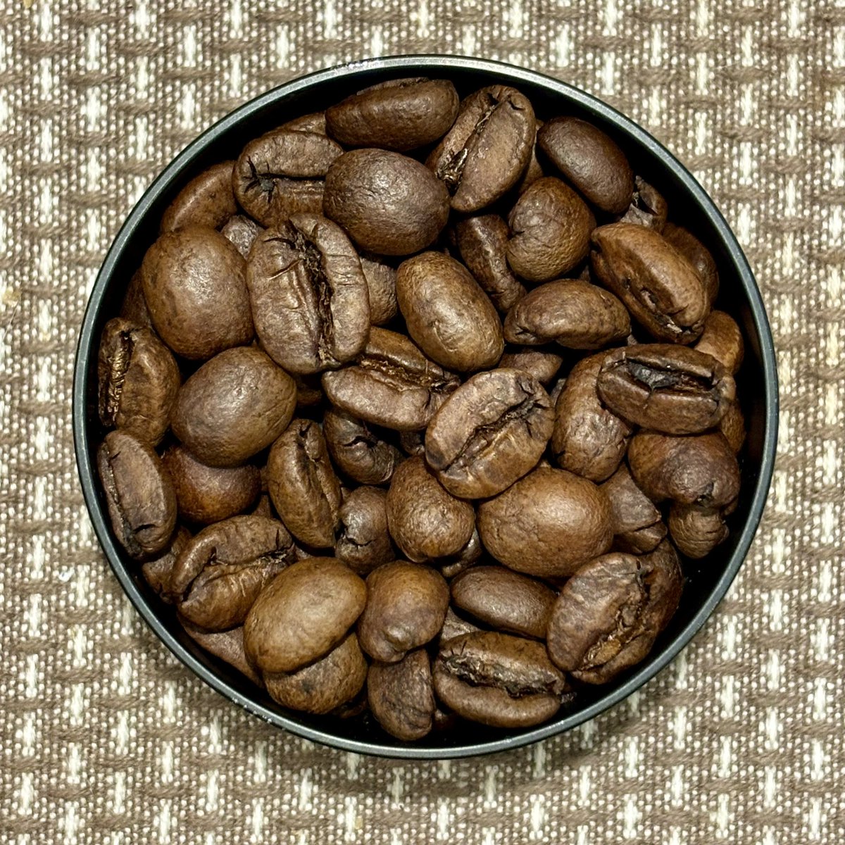 cafemouton's tweet photo. 水曜日

Roasting！
台湾珈琲をサンプルロースト。
青葉咖啡莊園SL34
果肉由来の糖質が残っているのが分かる。瑞々しい。
カップは明日取る。

10/27に台湾珈琲楽しむ会を予定してます。
またちゃんと告知しますっ🇹🇼

#台湾珈琲 #台湾珈琲祭り

@taiwanesecoffee https://t.co/tqEAVDIWPR
