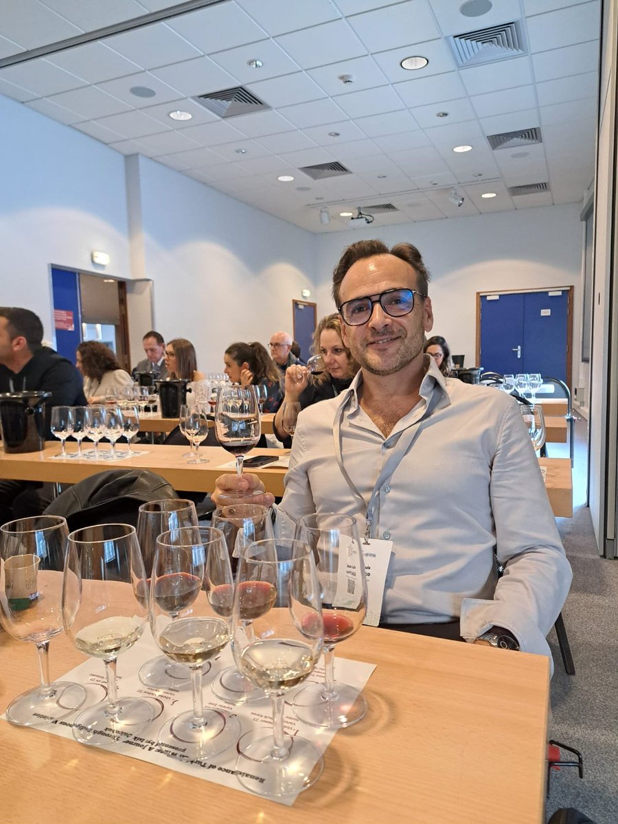 santicsic's tweet photo. En #Dijon 45º Congreso @OIV_int #VIOR @mbg_csic presentamos los resultados del Proyecto Piloto #viñOXs
@pacolola #AGACAL @Xunta  "Itinerarios innovadores en crianzas oxidativas de vinos gallegos" 100 años de la #OIV 🍇🍷🍷🍇 https://t.co/R2f3tfo9sU