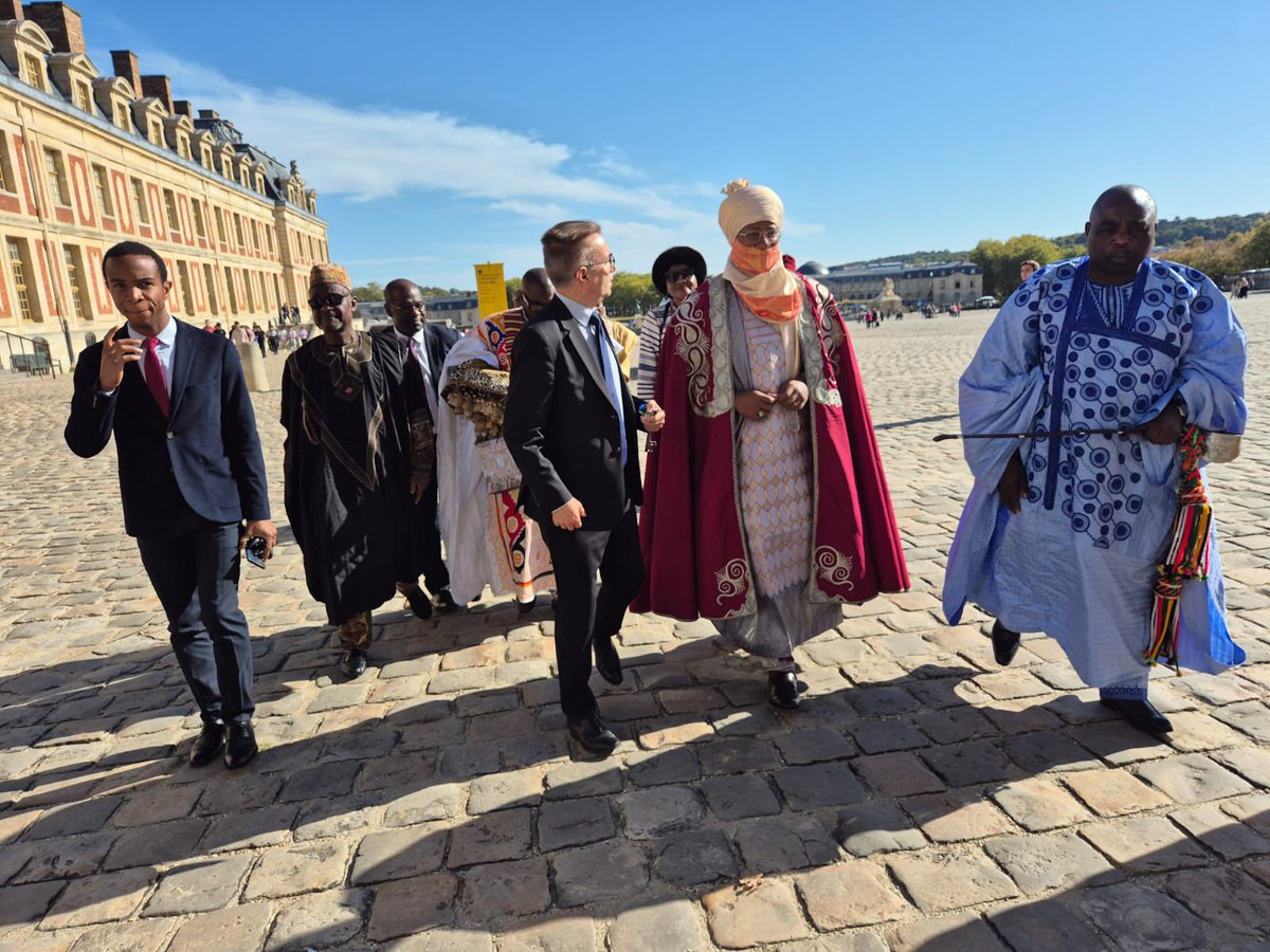 RoidesBamoun's tweet photo. Dans le cadre de mon séjour privé en France, j’ai visité ce mercredi 16 octobre octobre 2024, le Château de Versailles où j’ai été accueilli  par 𝐌𝐫. 𝐃𝐨𝐦𝐢𝐧𝐢𝐪𝐮𝐞 𝐀𝐯𝐚𝐫𝐭, 𝐃𝐢𝐫𝐞𝐜𝐭𝐞𝐮𝐫 𝐝𝐮 𝐏𝐫𝐨𝐭𝐨𝐜𝐨𝐥𝐞." https://t.co/jwrPsImsyL
