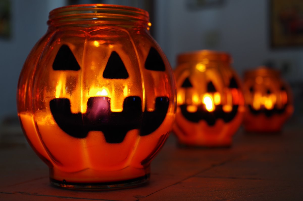 #DYK Decorations are the first thing to ignite in roughly 835 reported home fires between 2018–2022. A candle started more than 1/3 of these fires. Opt for battery-operated candles or glowsticks this Halloween. For more #HalloweenSafety tips go to: nfpa.org/halloweensafety