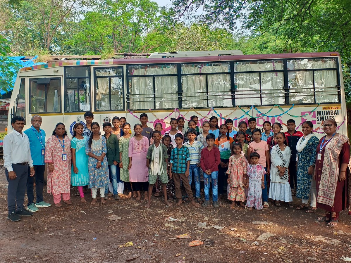 Sonrisasdbombay's tweet photo. 🥳Estamos de aniversario
¡Hoy hemos celebrado en Bhandup el 5º aniversario del Smiling Bus!

Ha sido una gran fiesta, en la que ha colaborado la policía local y ha regalado libros a los beneficiarios. Hemos acabado todos cantando y bailando en una gran fiesta 🎉
#SonrisasdeBombay https://t.co/6LXIuVbABK