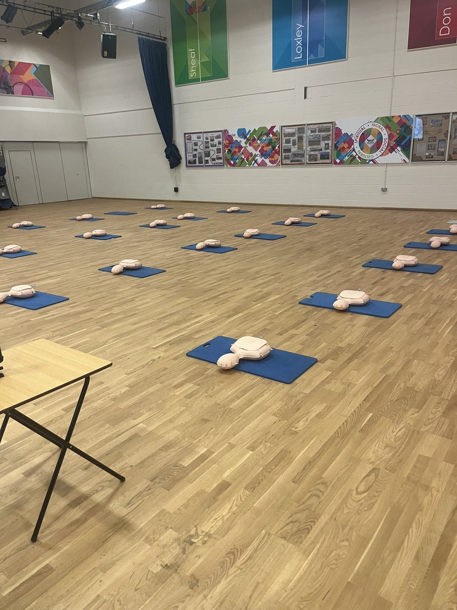 BeckyP2403's tweet photo. #RestartAHeart  Had a great day with colleagues from @SheffieldHosp and paramedics teaching secondary school children @WestfieldSheff a vital life saving skill #cpr @ResusCouncilUK https://t.co/MXMszvZi28