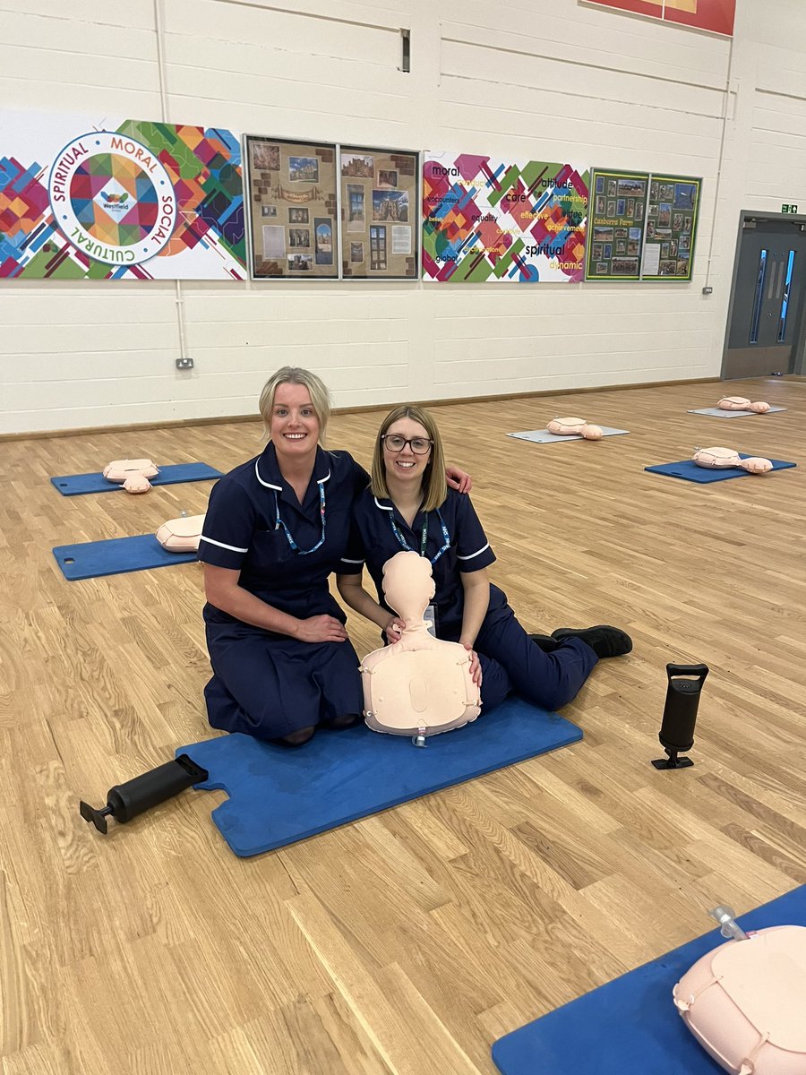 BeckyP2403's tweet photo. #RestartAHeart  Had a great day with colleagues from @SheffieldHosp and paramedics teaching secondary school children @WestfieldSheff a vital life saving skill #cpr @ResusCouncilUK https://t.co/MXMszvZi28