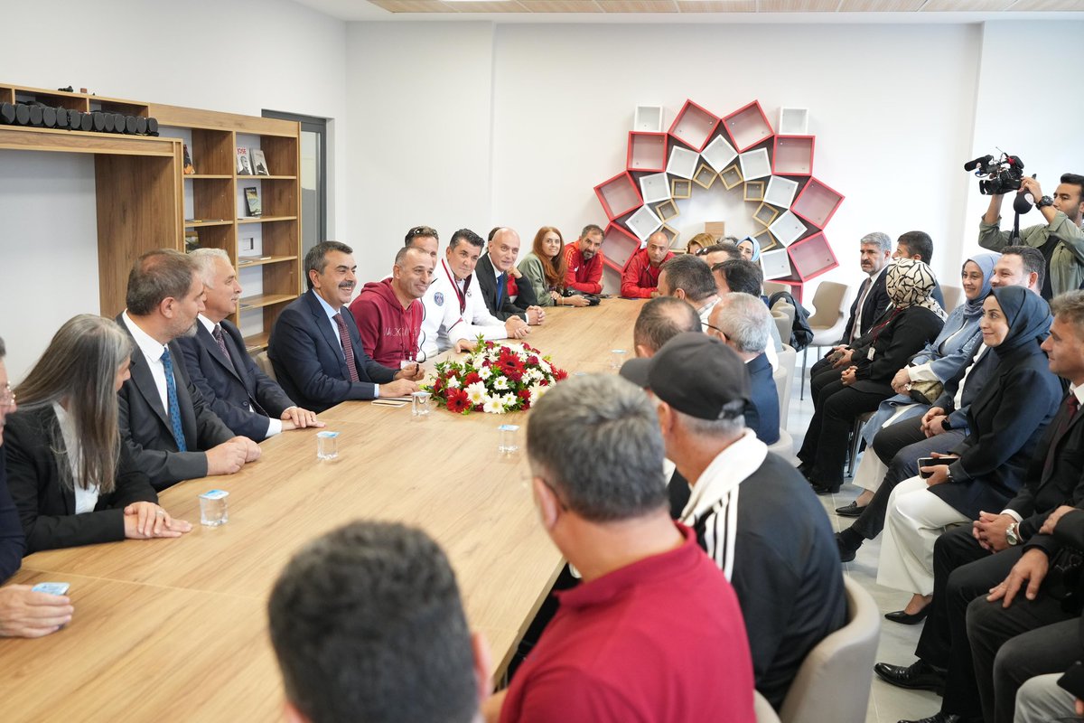📍Trabzon/ Okul Açılışı

Bugün Trabzon’da İbrahim Erdemoğlu Spor Lisemizin açılışını gerçekleştirmenin mutluluğunu yaşadık.

Ülkemizin spor alanındaki başarılarını artırmak ve genç yeteneklerimizi küçük yaşlardan itibaren spora yönlendirmek amacıyla spor liseleri büyük bir önem