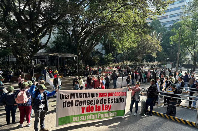 ReporteroStder's tweet photo. #Atención
Mineros de #Santander y 6 departamentos más, protestan en @MinAmbienteCo como rechazo al  Decreto 044 de 2024 y las Áreas de Reserva Temporal que congelaría la #minería en Soto Norte y en varias regiones del país, por orden de @susanamuhamad. https://t.co/aQwm8EYdCG