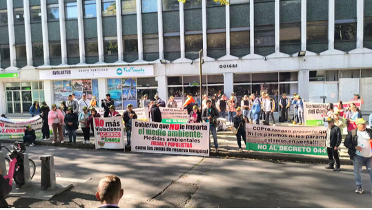 ReporteroStder's tweet photo. #Atención
Mineros de #Santander y 6 departamentos más, protestan en @MinAmbienteCo como rechazo al  Decreto 044 de 2024 y las Áreas de Reserva Temporal que congelaría la #minería en Soto Norte y en varias regiones del país, por orden de @susanamuhamad. https://t.co/aQwm8EYdCG