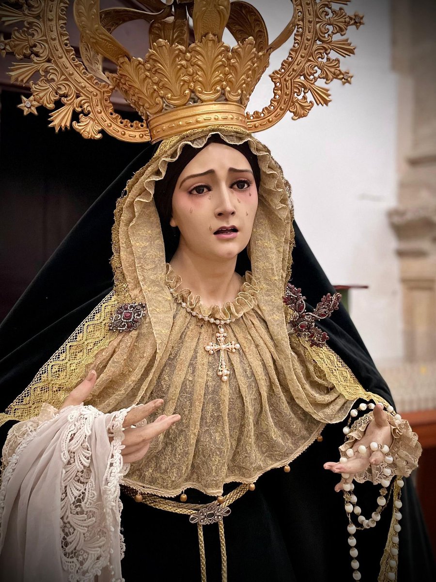rosarioypenas's tweet photo. #VESTIMENTA María Santísima del Rosario del Mar ya se encuentra ataviada de luto por su vestidor Álvaro Abril Vela para el mes de los difuntos. 

#RosarioDelMar https://t.co/nlYD6qeDmd