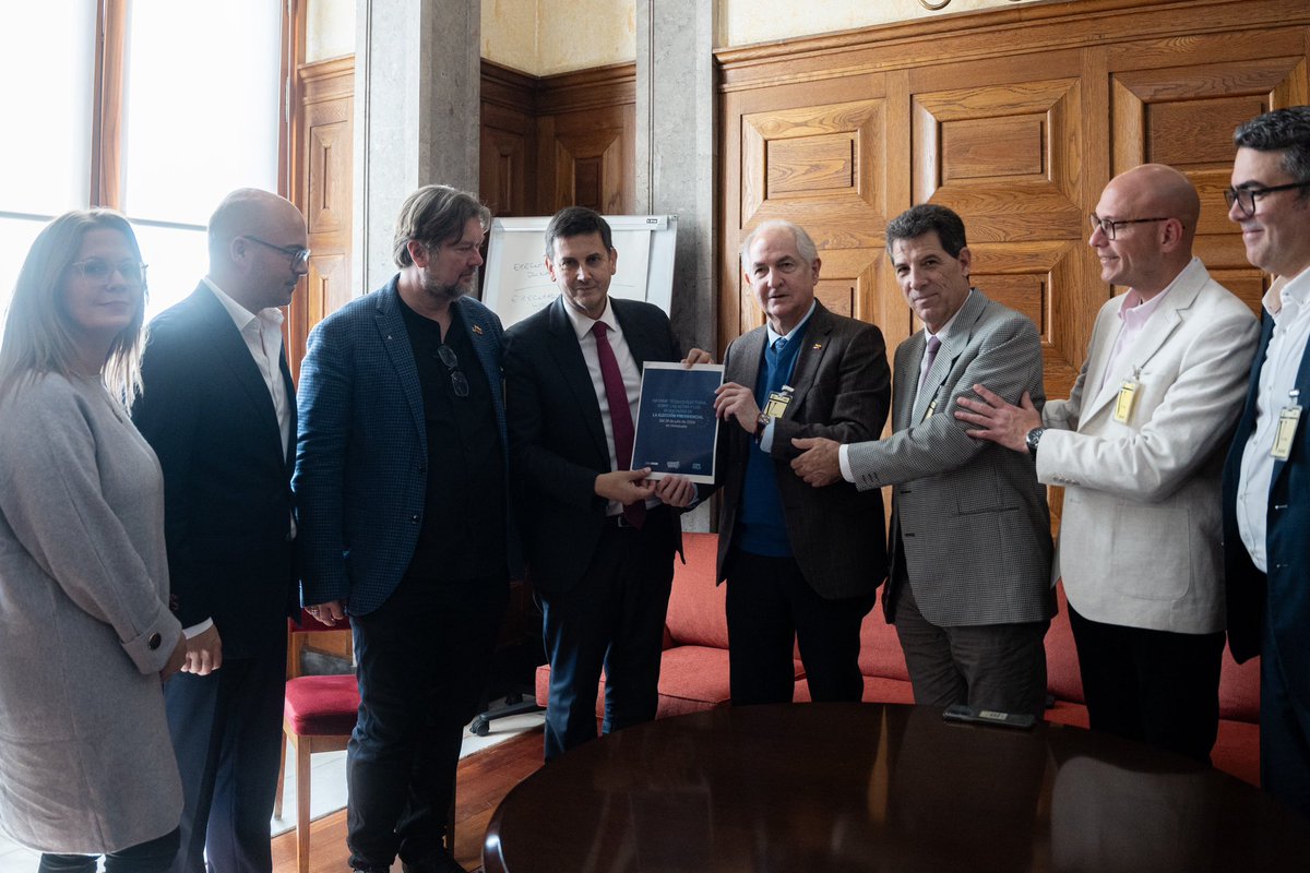 LiberalPT's tweet photo. 🇵🇹🇻🇪 Antes do debate no plenário onde será discutido o projeto de resolução da Iniciativa Liberal que recomenda ao Governo a reconhecer Edmundo González Urrutia como vencedor das eleições presidenciais venezuelanas, a Iniciativa Liberal reuniu com Antonio Ledezma, político venezuelano que foi presidente da câmara de Caracas, opositor de Maduro e que se encontra em asilo político em Espanha.

António Ledezma assistirá nas galerias da AR com membros da comunidade venezuelana.

Edmundo Presidente, Venezuela Libre!