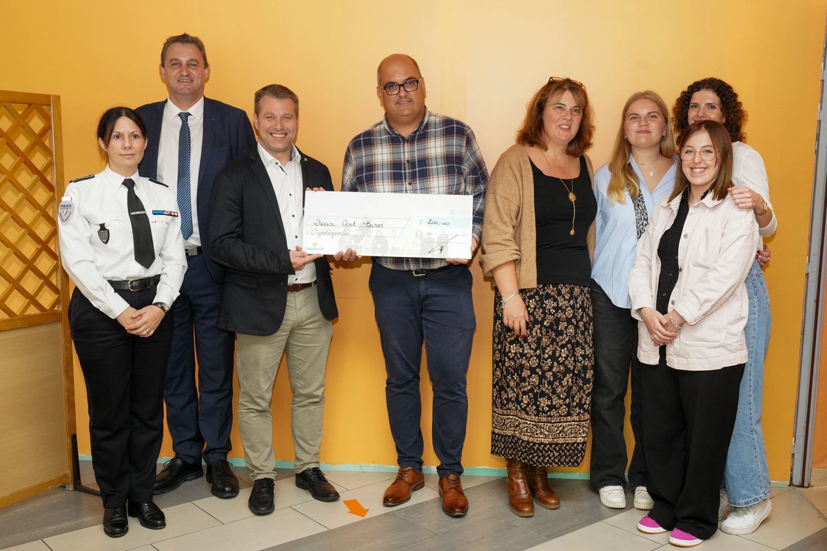 Orpheo_polis's tweet image. Respect et hommage aux forces de l’ordre 👮‍♂️👮‍♀️ au Lycée polyvalent du Pays de Condé le 10 oct. 

Des témoignages poignants ont été partagés par les proches de Manon Raux et Steven Greblac, policiers de #Roubaix tués en service le 21 mai 2023💔.

Un chèque nous a aussi été remis.🙏