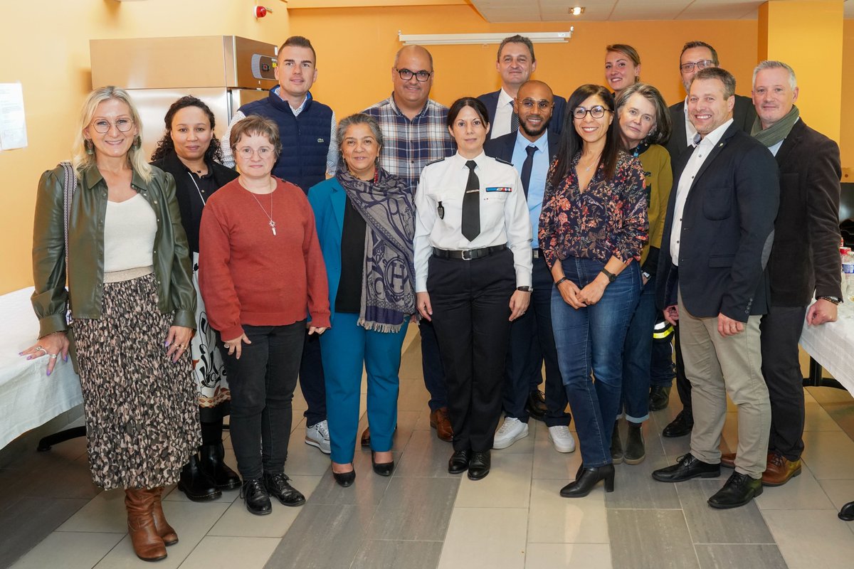 Orpheo_polis's tweet image. Respect et hommage aux forces de l’ordre 👮‍♂️👮‍♀️ au Lycée polyvalent du Pays de Condé le 10 oct. 

Des témoignages poignants ont été partagés par les proches de Manon Raux et Steven Greblac, policiers de #Roubaix tués en service le 21 mai 2023💔.

Un chèque nous a aussi été remis.🙏