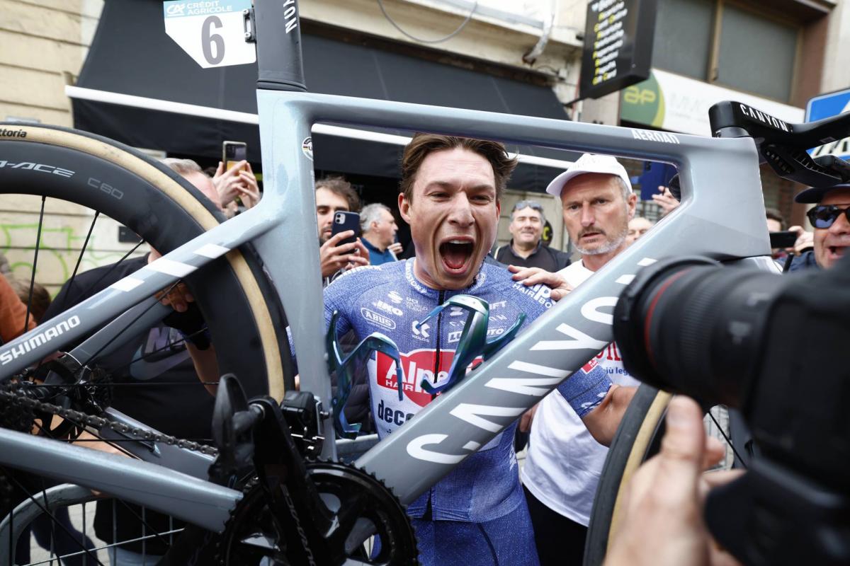 🏆 Principales ganadores de 2024:

San Remo: Philipsen 🇧🇪
Flandes: MVDP 🇳🇱
Roubaix: MVDP 🇳🇱
Lieja: Pogačar 🇸🇮
Giro: Pogačar 🇸🇮
Tour: Pogačar 🇸🇮
JJ.OO. CRI: Evenepoel 🇧🇪
JJOO: Evenepoel 🇧🇪
Vuelta: Roglič 🇸🇮
Mundial CRI: Evenepoel 🇧🇪
Mundial: Pogačar 🇸🇮
Lombardía: Pogačar 🇸🇮