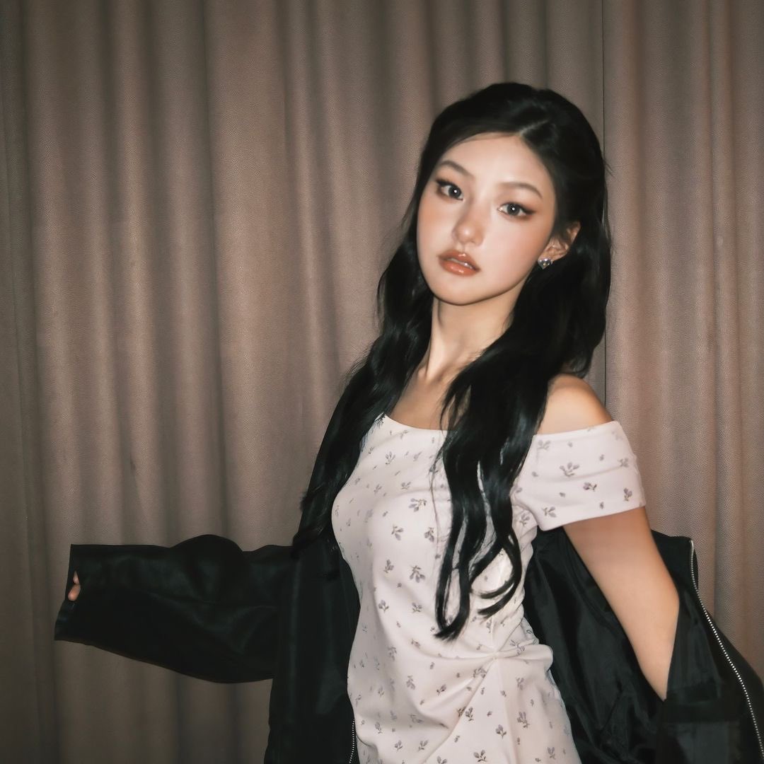 ㅤ
ㅤ"𝑬𝒇𝒇𝒐𝒓𝒕𝒍𝒆𝒔𝒔𝒍𝒚 𝒃𝒍𝒆𝒏𝒅𝒊𝒏𝒈 𝒆𝒍𝒆𝒈𝒂𝒏𝒄𝒆 𝒂𝒏𝒅 𝒆𝒅𝒈𝒆, 𝒘𝒉𝒆𝒓𝒆 𝒕𝒊𝒎𝒆𝒍𝒆𝒔𝒔 𝒃𝒆𝒂𝒖𝒕𝒚 𝒎𝒆𝒆𝒕𝒔 𝒎𝒐𝒅𝒆𝒓𝒏 𝒄𝒐𝒏𝒇𝒊𝒅𝒆𝒏𝒄𝒆."ㅤ
ㅤ