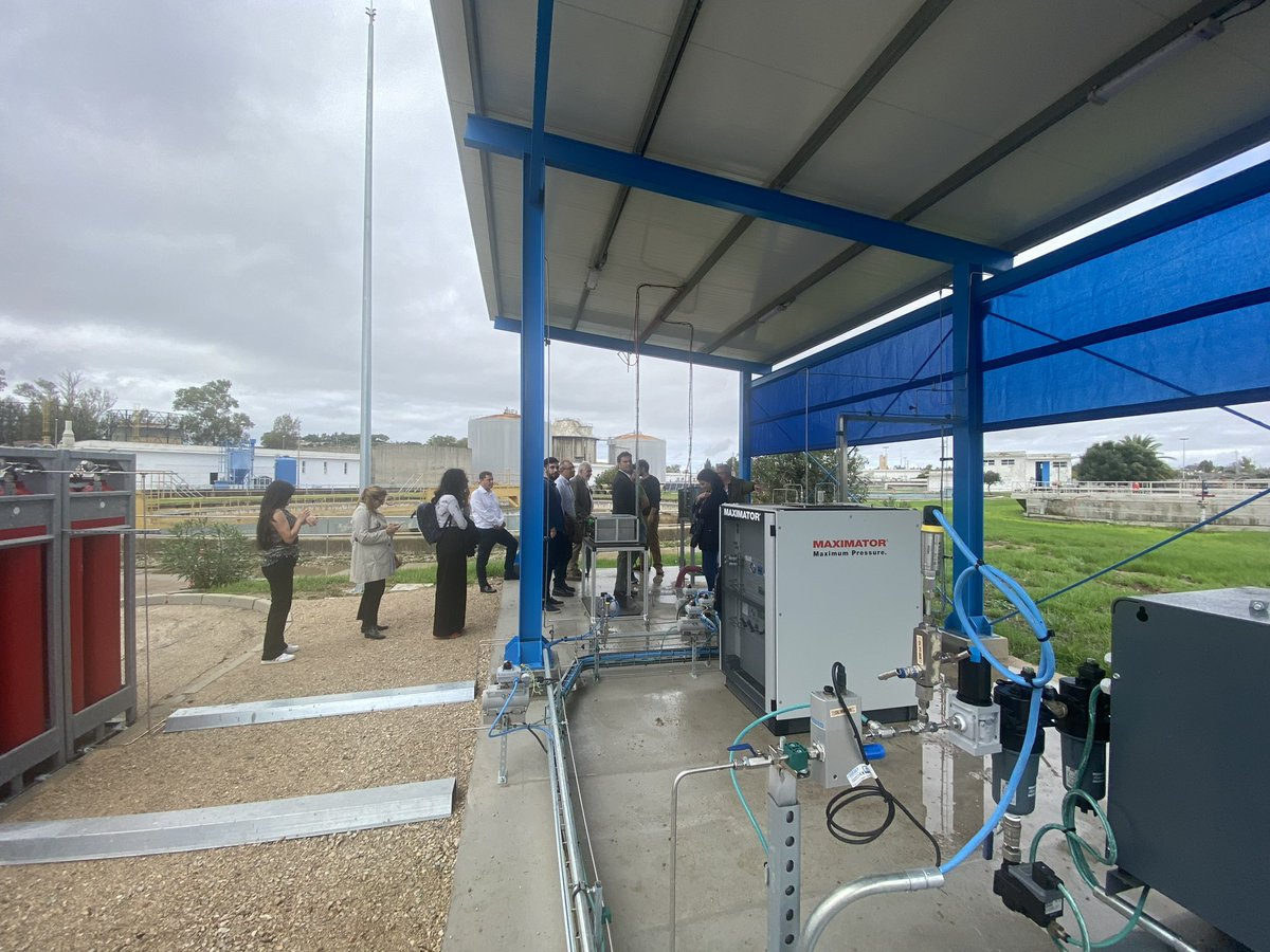 aqualia's tweet photo. Hoy recibimos la visita de los socios del proyecto #ECLOSION y @CDTI_innovacion en la EDAR Guadalete (Jerez de la Frontera) donde tenemos la primera planta demostrativa de España de hidrógeno verde a partir de 💦 agua regenerada. Un ejemplo de circularidad e innovación 💡, que permitirá al consorcio ECLOSION contrastar los posibles usos del hidrógeno en materia de descarbonización de los procesos de depuración, movilidad sostenible 🌱, inyección en red gasista y otros sectores industriales
