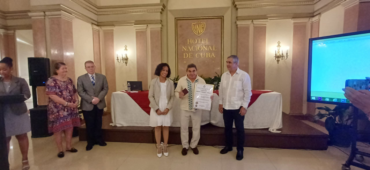 uimunicipalista's tweet photo. El Secretario General UIM GALARDONADO con la más alta distinción científica en Cuba
Federico Castillo recibe el reconocimiento que rinde homenaje a los méritos al desarrollo de las ciencias.
Entregado por el Ministro de Ciencia tras Decreto Presidencial
https://t.co/ATYZW0kjoW https://t.co/MJJdokpv1X