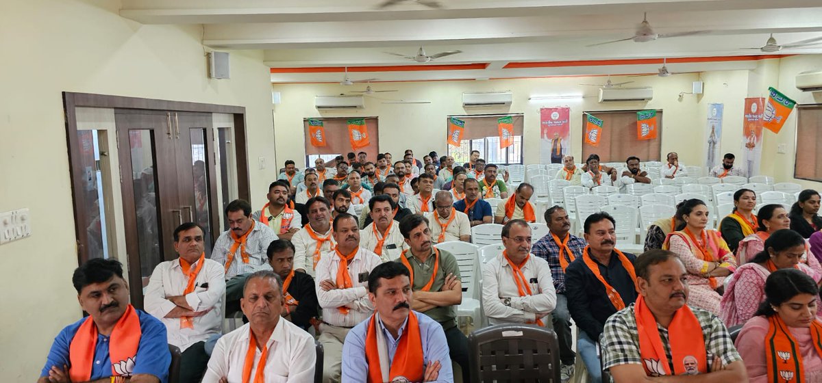 vimal_kagathara's tweet photo. આજરોજ શહેર ભાજપ કાર્યાલ��� ખાતે સદસ્યતા અભિયાન ૨૦૨૪ અંતર્ગત આયોજિત સક્રિય સભ્ય ચકાસણી સમિતિની કાર્યશાળામાં ઉપસ્થિત રહી સૌ સાથે અભિયાન અંગે વિસ્તૃત ચર્ચા કરી. https://t.co/0j6HMWoRFg