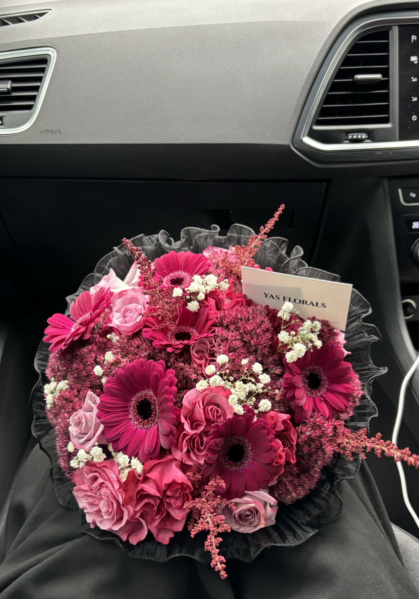 yasflorals's tweet photo. twt gets to see this first https://t.co/yrIrM0uRqU