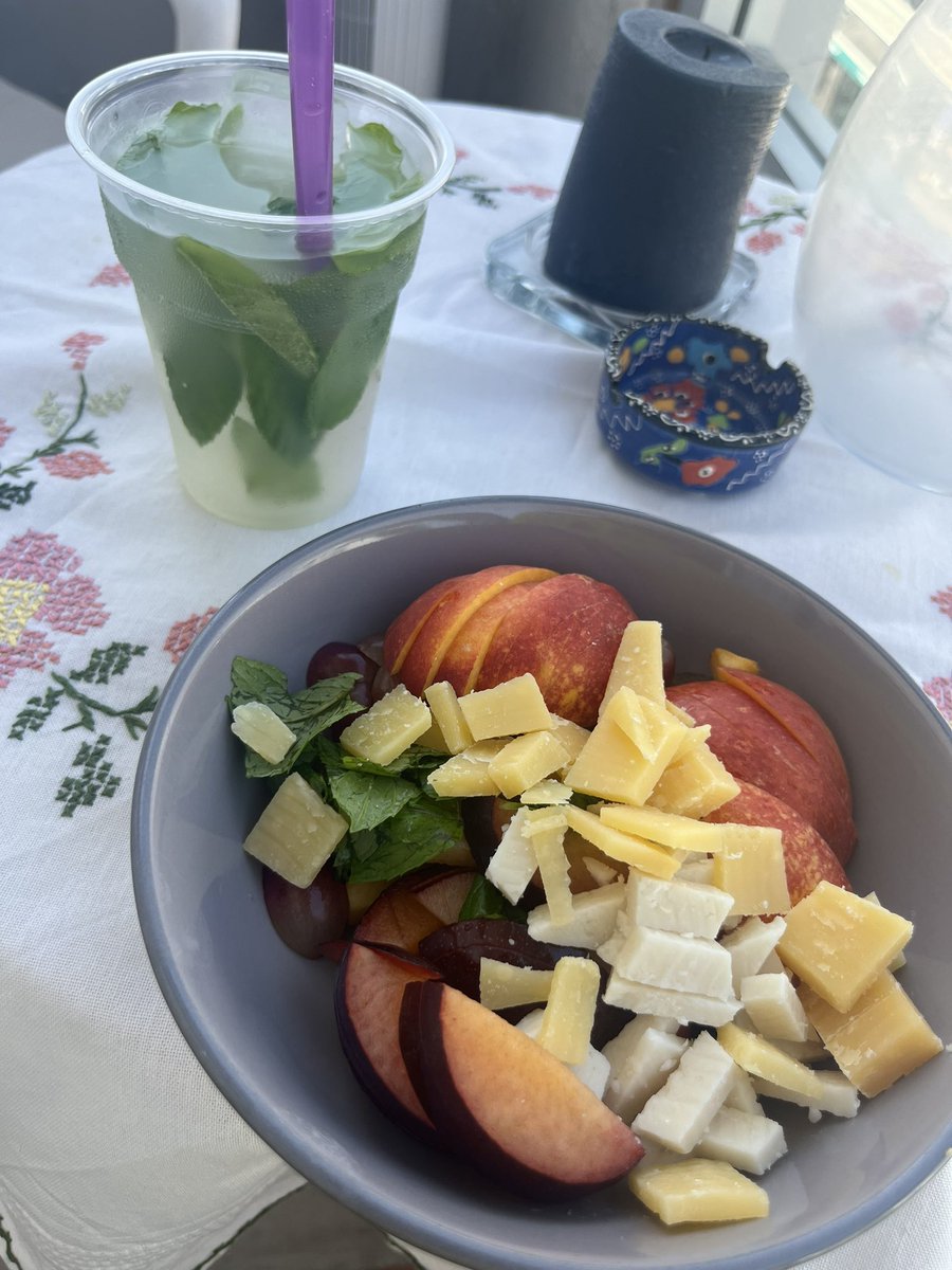 המזון: 💅🌈🧜‍♀️
השתייה: 👷‍♂️🔪💥