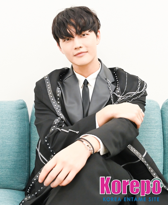 Kkorepo's tweet image. 「個別インタビュー」#UK（元 #Apeace）　3年ぶりに2ndミニアルバム『vivid UK』をリリース！　「絶対諦めない男UKが皆さんを絶対に幸せにします！」
#ユーケイ
🔗korepo.com/archives/14790…