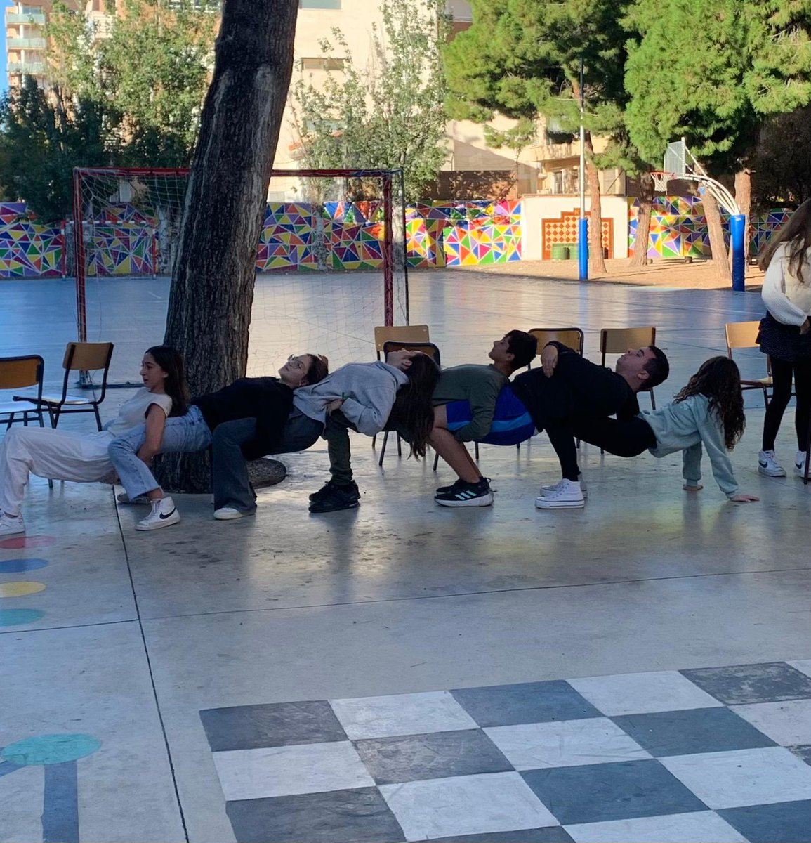 No hi ha res millor per cohesionar el grup de 3r d’ESO que agafar una cadira i baixar al patí a l’hora de tutoria.

#auténticos #autèntics #ConsolaciónEduca #ConsolacióEduca #FamiliaEducación #FamíliaEducació #totsjuntsfemescola
